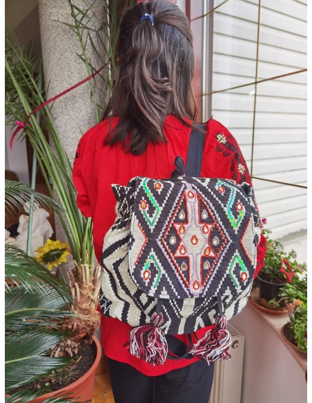 Rucsac din material textil cu broderie manuală, strasuri și paiete